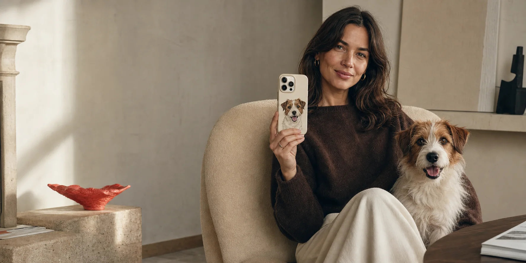 Vrouw met haar hond en gepersonaliseerd telefoonhoesje