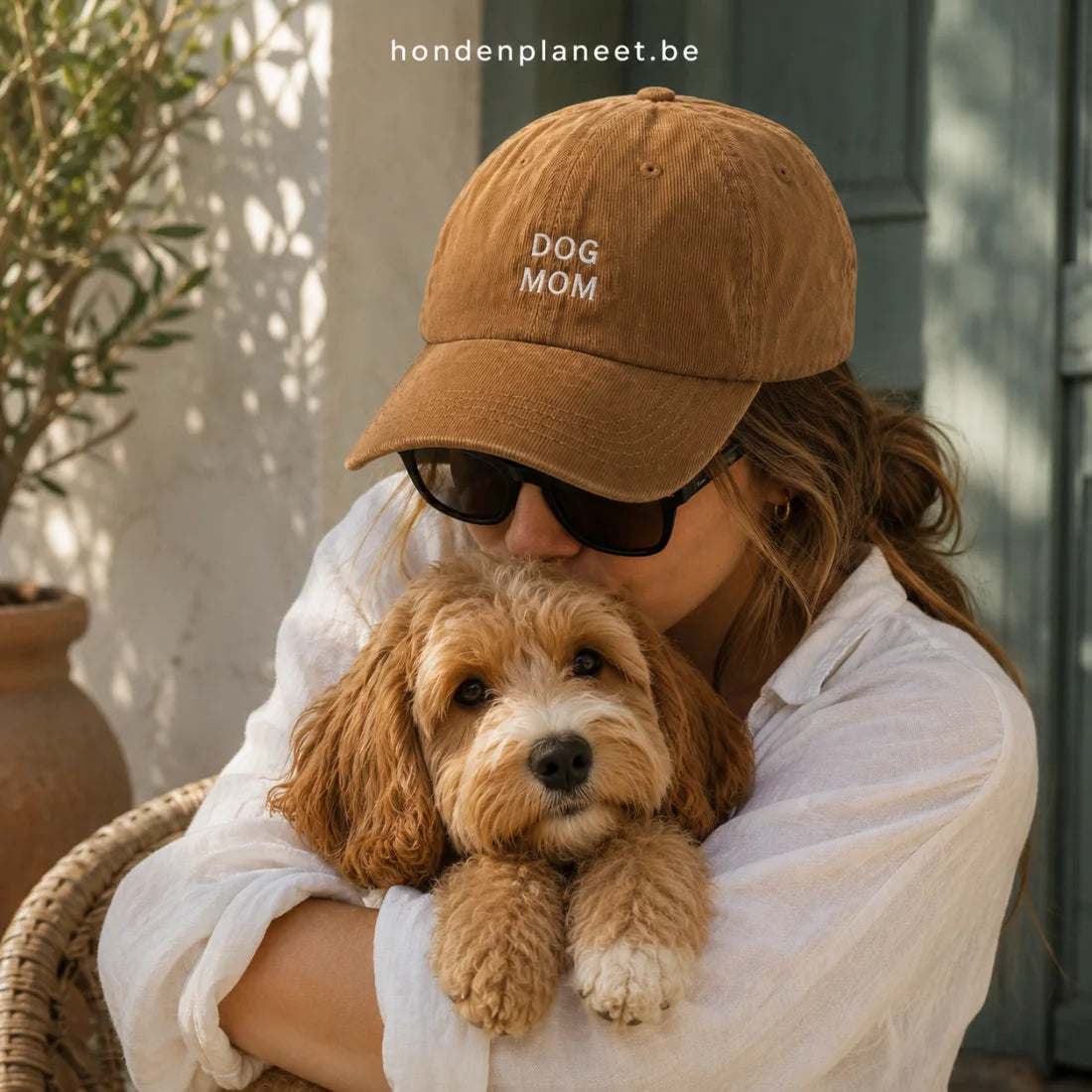 Hondenbaasje met haar hond en Dog Mom-pet